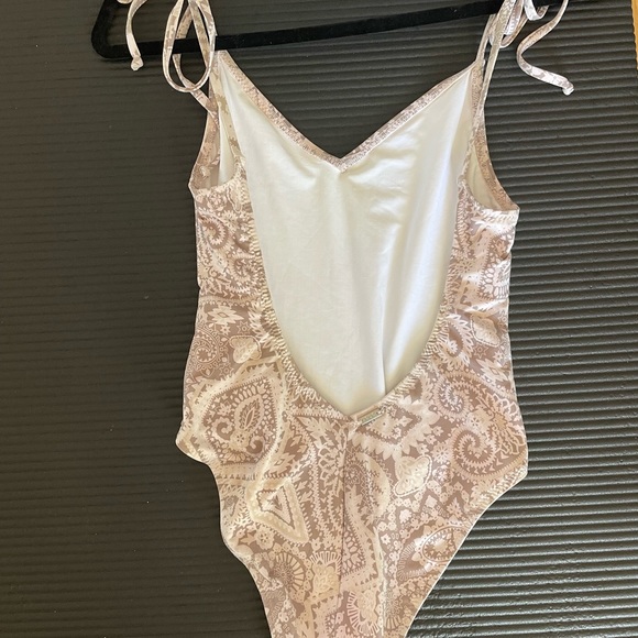 ELE SWIMS one piece - Picture 2 of 4